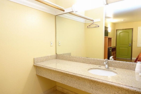 Tropic Lodge image 22