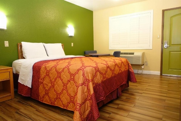 Tropic Lodge image 8